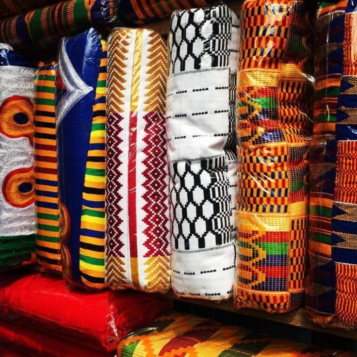 Kente selling artisans in Kejetia market
